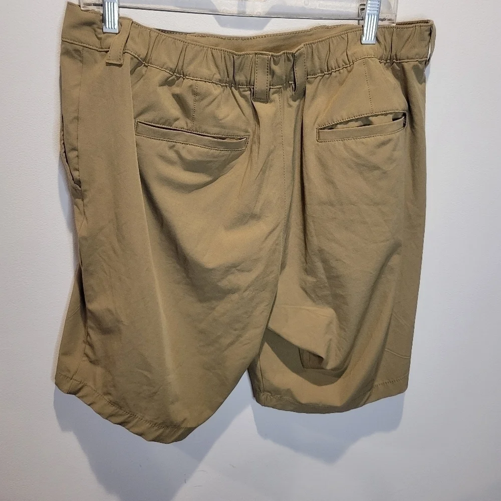 Banana republic men's size 36 khaki colored outdoor shorts 10in Inseam